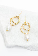 Load image into Gallery viewer, Everlasting Pearl Earrings in Gold