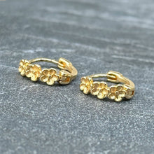 Load image into Gallery viewer, Flower Huggie Hoops