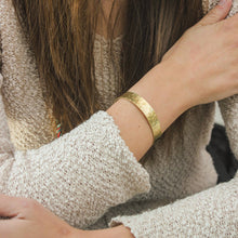 Load image into Gallery viewer, Hammered Circle Bangle